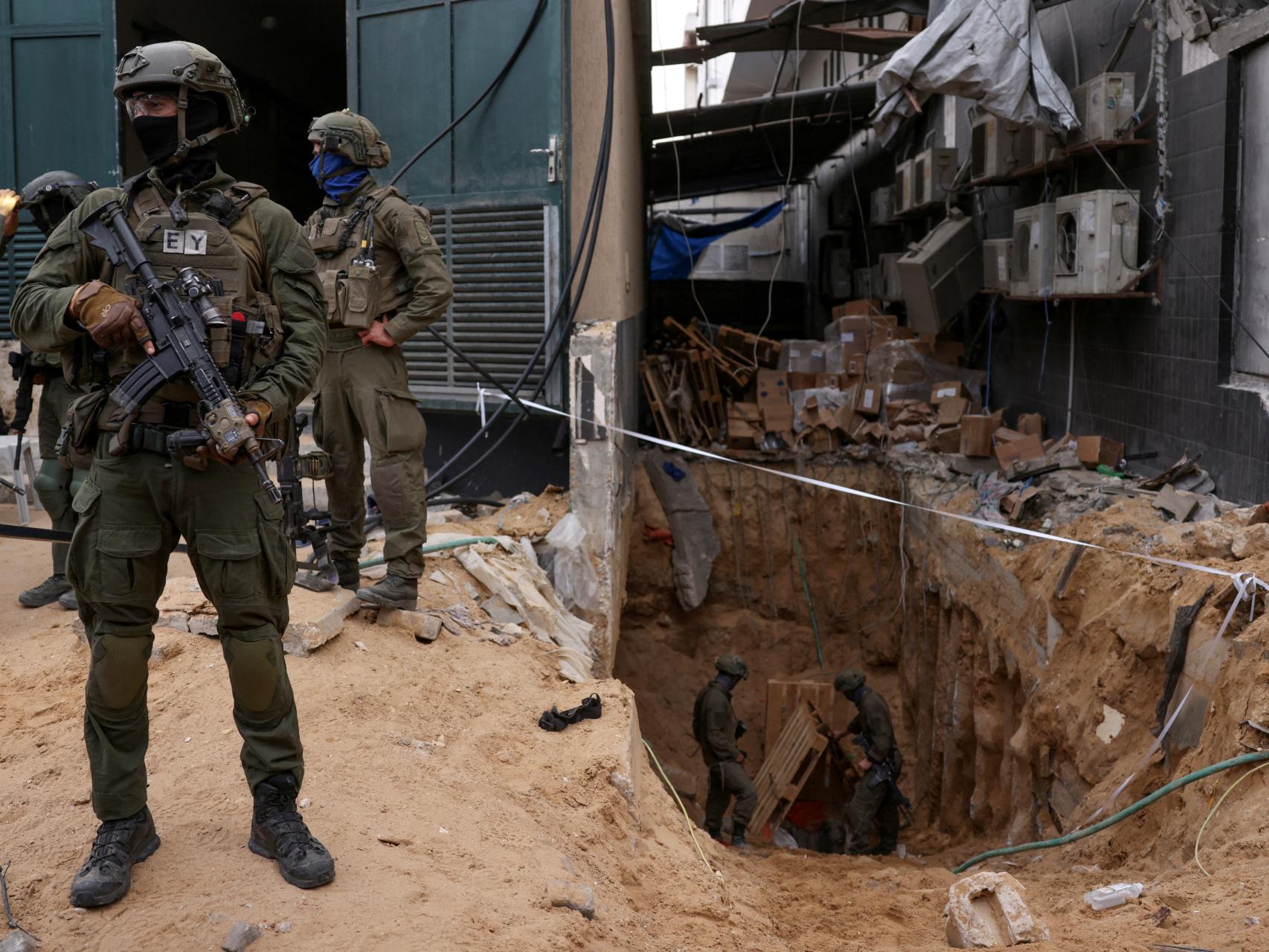 Soldados israelíes en la entrada de un túnel de Hamás en el hospital de Al Shifa este miércoles.