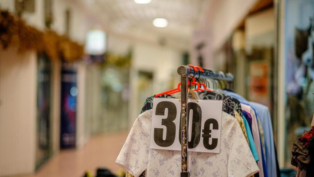 Descuentos en una tienda gallega. Imagen de archivo