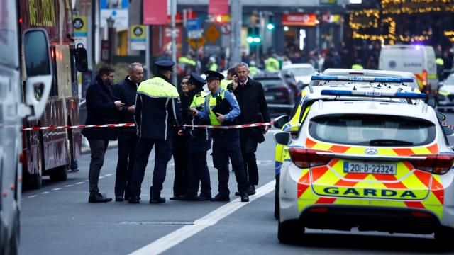 Los servicios de asistencia médica atienden a las cinco personas heridas en la plaza Parnell.