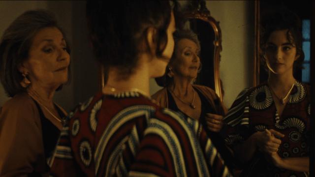 Una escena de 'Intercanvi', con Isabel Requena y María Caballero.