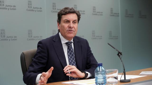 El consejero de Economía y Hacienda y portavoz, Carlos Fernández Carriedo, comparece en rueda de prensa posterior al Consejo de Gobierno