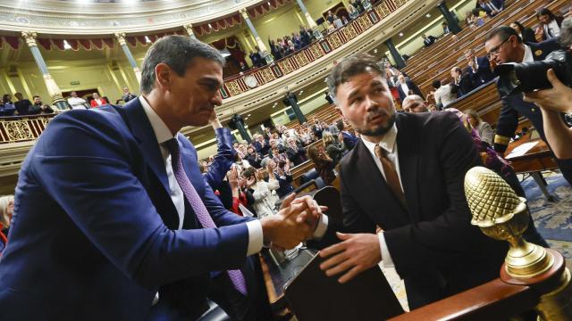 Gabriel Rufián, portavoz de ERC en el Congreso, felicita a Pedro Sánchez tras su investidura.