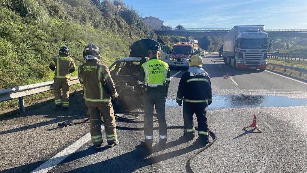 El coche que ardió en la AP-9 en Cambre.