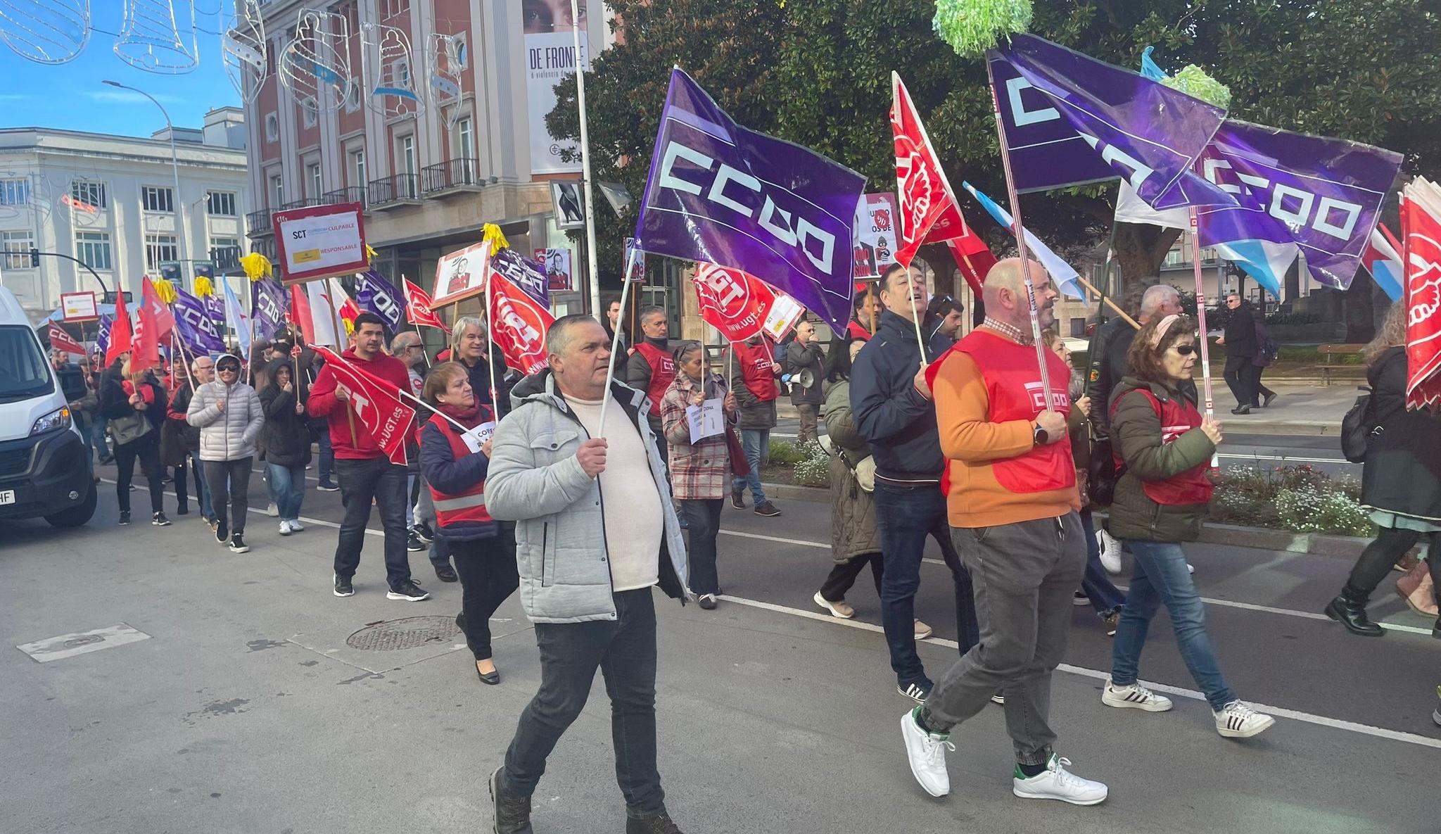Manifestación del personal de limpieza de Correos en A Coruña (Foto: Quincemil)