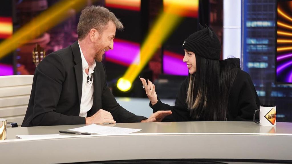 Pablo Motos junto a Nicki Nicole en 'El Hormiguero'.