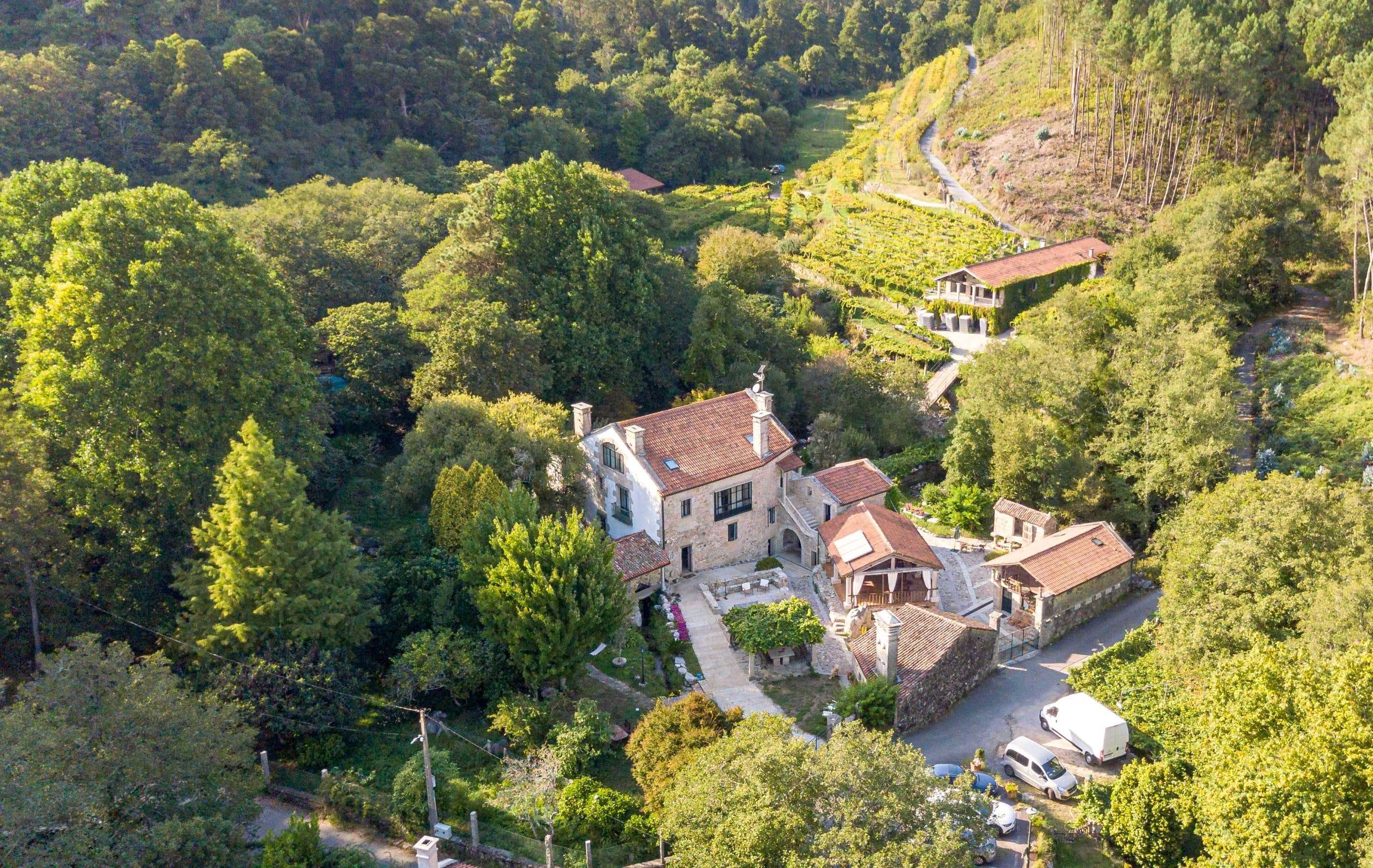 Vista aérea del Hotel y Bodega Entre Os Ríos en A Pobra do Caramiñal. Fotos: Cedida