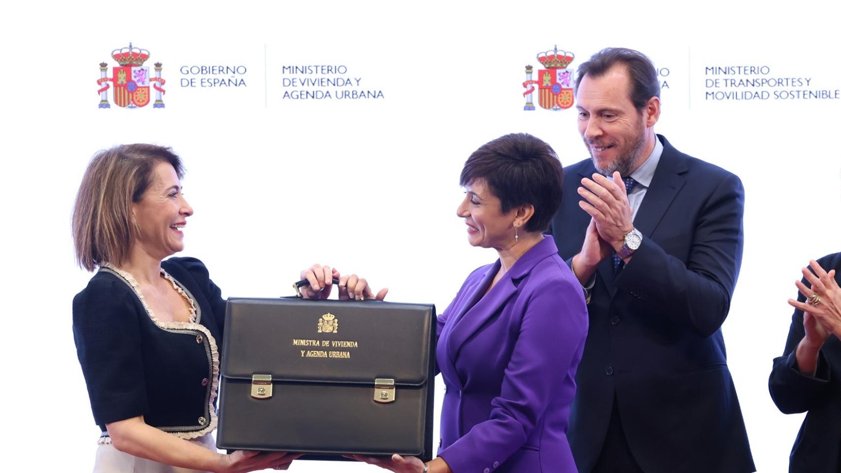 La exministra de Transportes, Movilidad y Agenda Urbana, Raquel Sánchez, traspasa la cartera de Agenda Urbana a Isabel Rodríguez, nueva ministra de Vivienda y Agenda Urbana