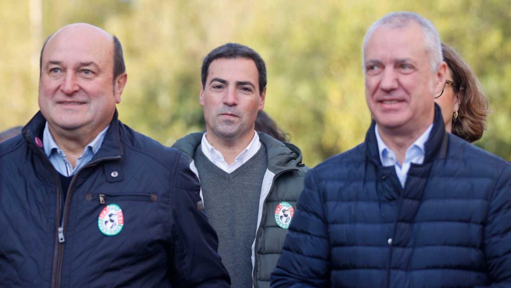 El nuevo candidato del PNV a lehendakari, Imanol Pradales, franqueado por Andoni Ortuzar e Iñigo Urkullu, en un acto el pasado domingo.