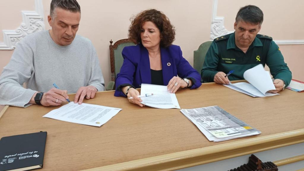 El alcalde de Cedeira, Pablo Diego Moreda; la subdelegada del Gobierno en A Coruña, María Rivas; y el Teniente Coronel Jefe interino de la Comandancia de la Guardia Civil de A Coruña, Fernando Pedreira, en la firma del protocolo de adhesión el pasado marzo