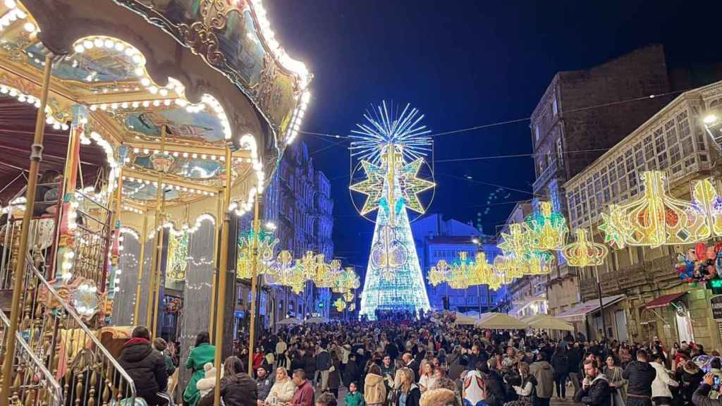 La Puerta del Sol con el árbol de Navidad y la decoración navideña.
