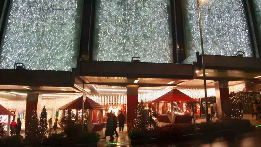 El Corte Inglés de Vigo adornado con luces de Navidad.