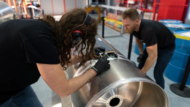 Trabajadores de PLD Space con uno de sus cohetes.