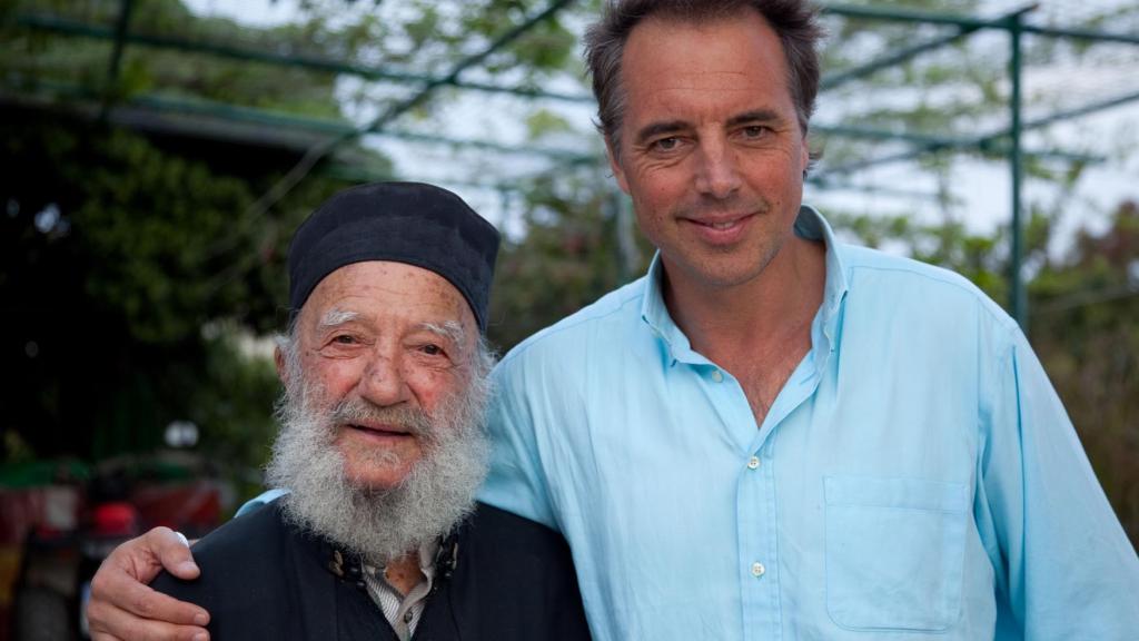 Dan Buettner junto a un centenario de la isla griega de Ikaria. Bluezones.com