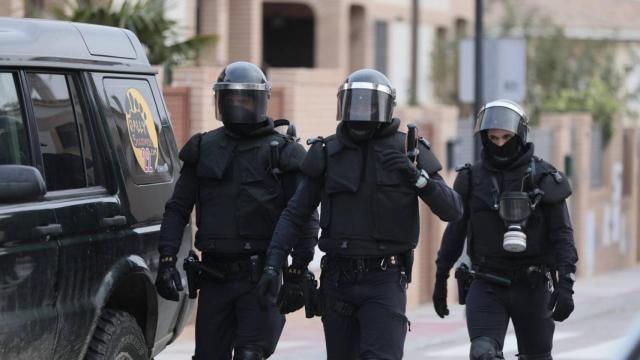 Agentes del Grupo de Reserva y Seguridad (GRS) de Valdemoro junto a la vivienda del atrincherado.