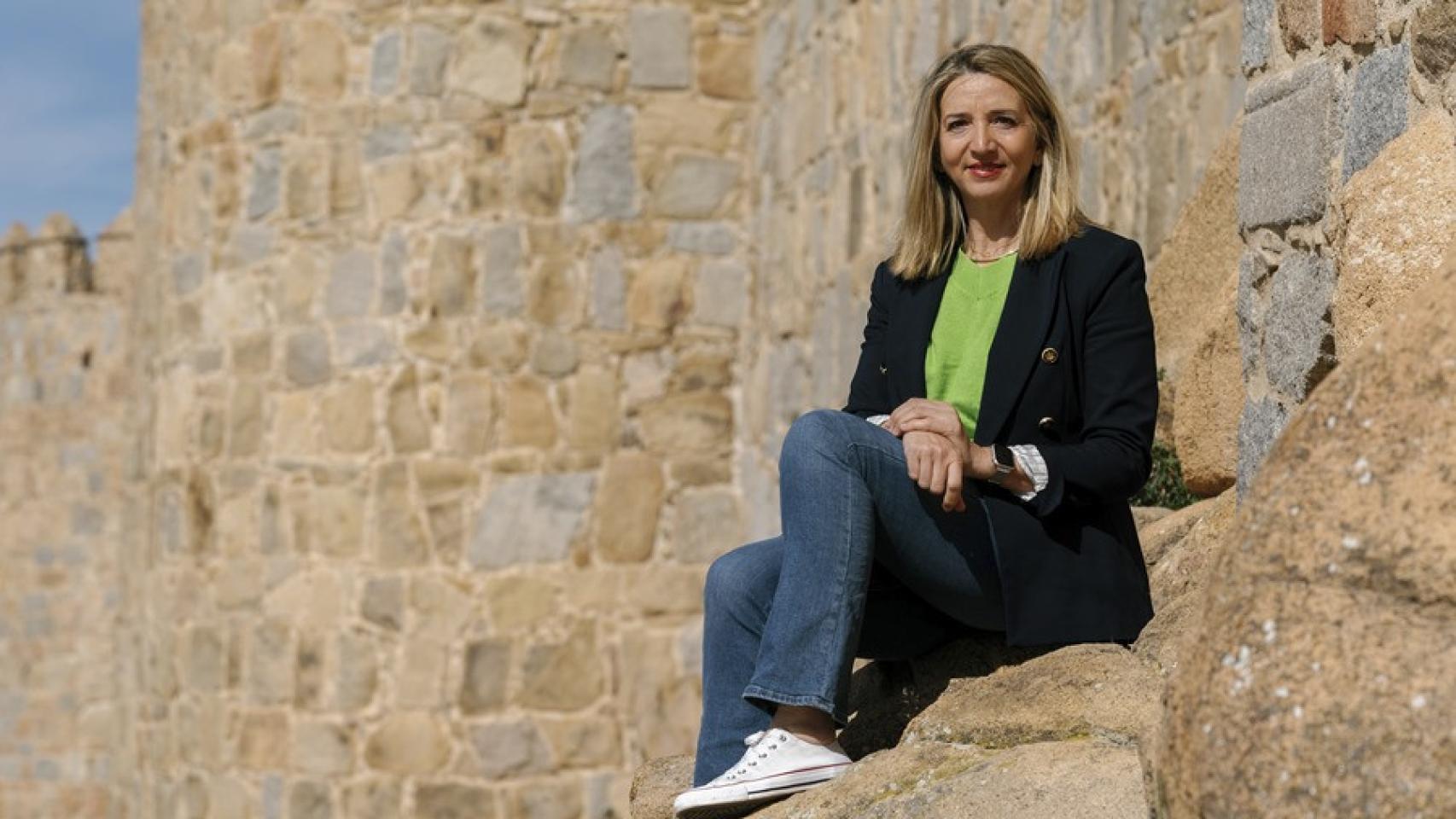 Alicia García, la nueva portavoz del PP en el Senado, sentada en la Muralla de Ávila, en una imagen de archivo.