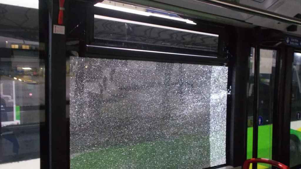 Daños ocasionados a un Vitrasa.