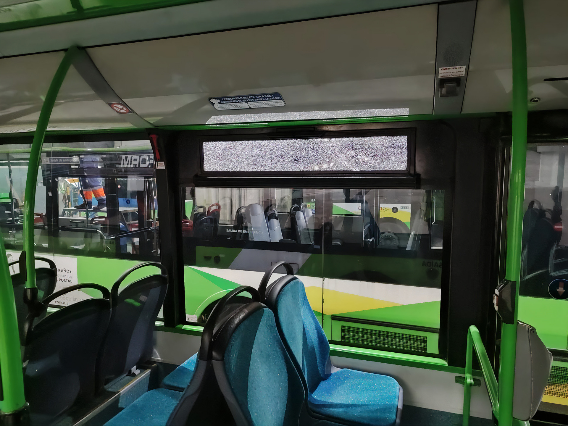 Daños ocasionados a un bus de Vitrasa.