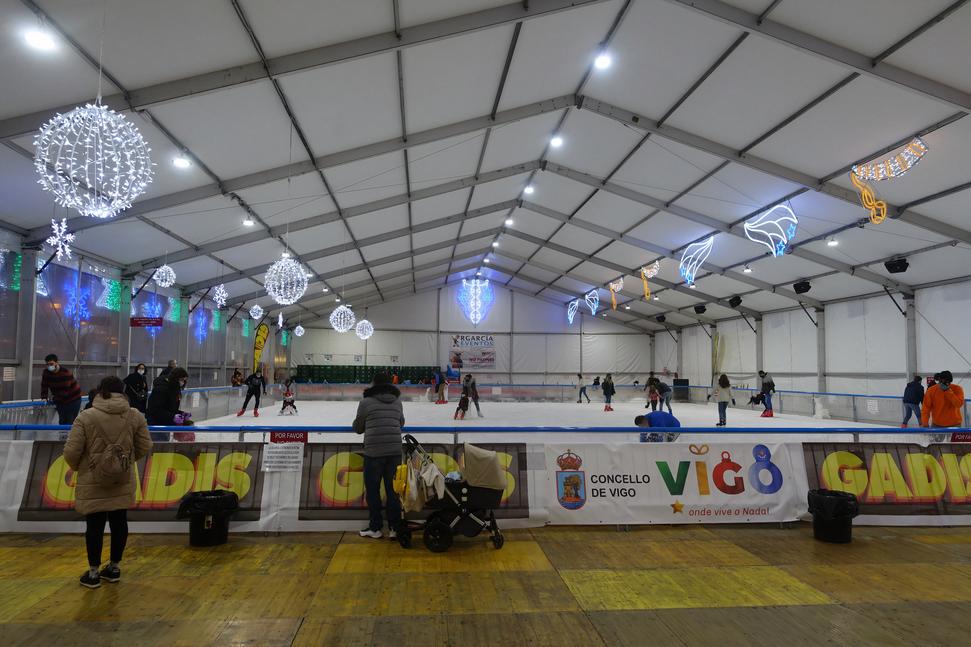 Pista de hielo en la playa de Samil.