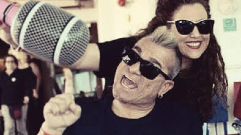 La pareja posa divertida