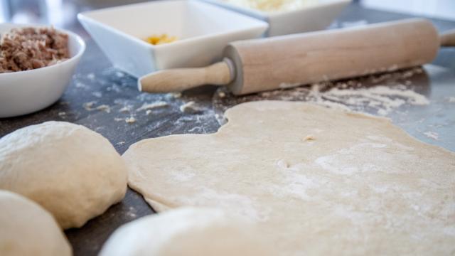 Masa de pizza en imagen de archivo.