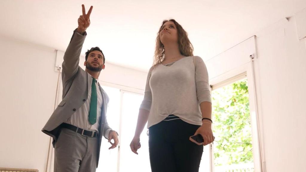 Un agente inmobiliario enseña una vivienda en venta a una mujer