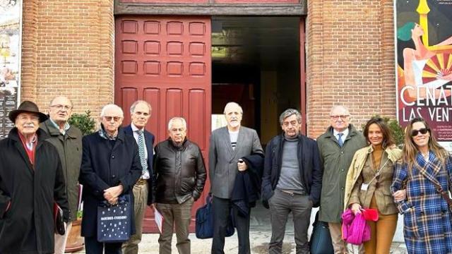 La junta directiva de los cirujanos taurinos en la puerta de Las ventas tras la reunión