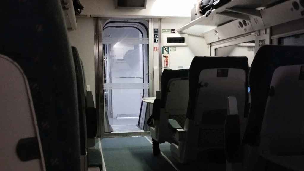 Imagen del interior del convoy con escasa luz.