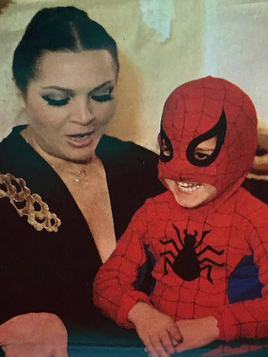 Sara Montiel junto a su hijo, Zeus, en una imagen de cuando éste era pequeño.