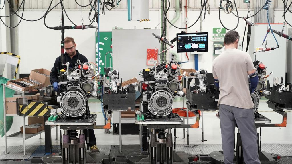 Dos trabajadores de la planta de motores Horse en Valladolid