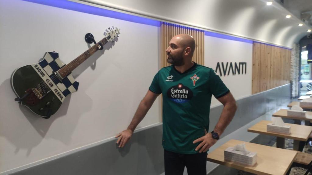 José Luis Quintía esta tarde, junto a la guitarra que sorteará el 26 de enero