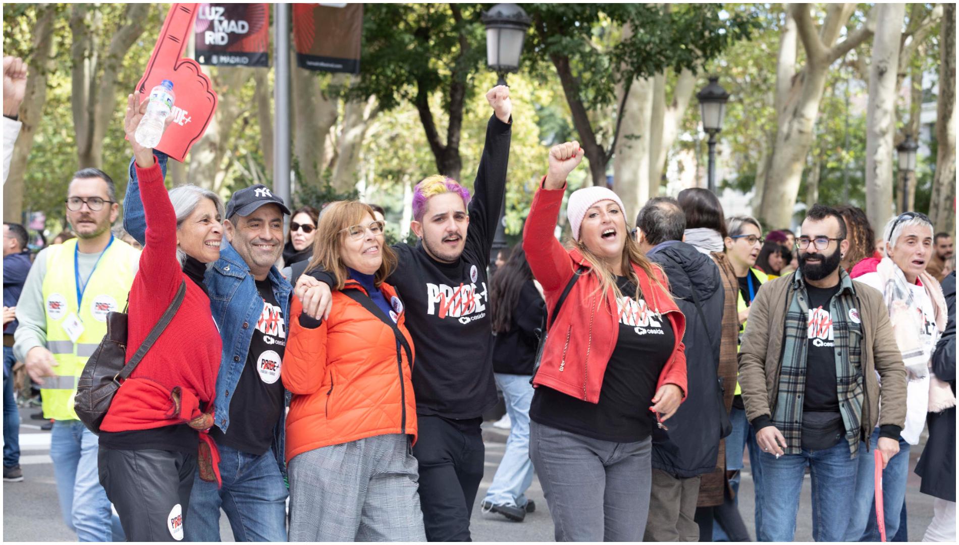 Cándida Álvarez Fernández con AGAVIH en la marcha del Pride positivo de 2022 en Madrid (cedida)