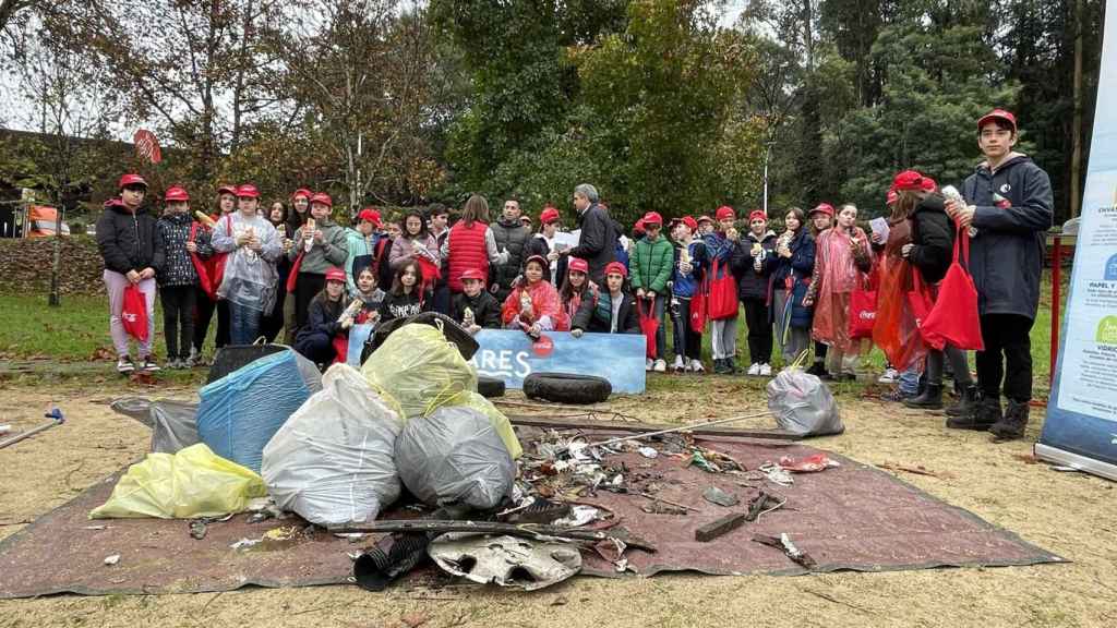 Recogida de residuos en el río Lérez.