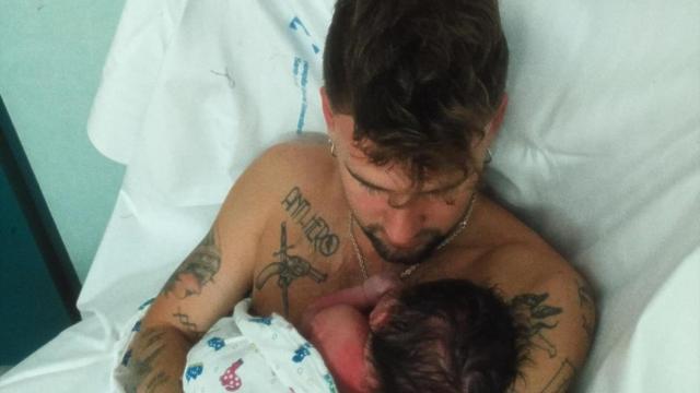 Dani Fernández junto a su primera hija, Belice.