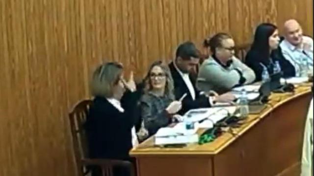 Una concejal de Vox simula pegarle un tiro a una edil socialista en el pleno municipal de Moncada. EE