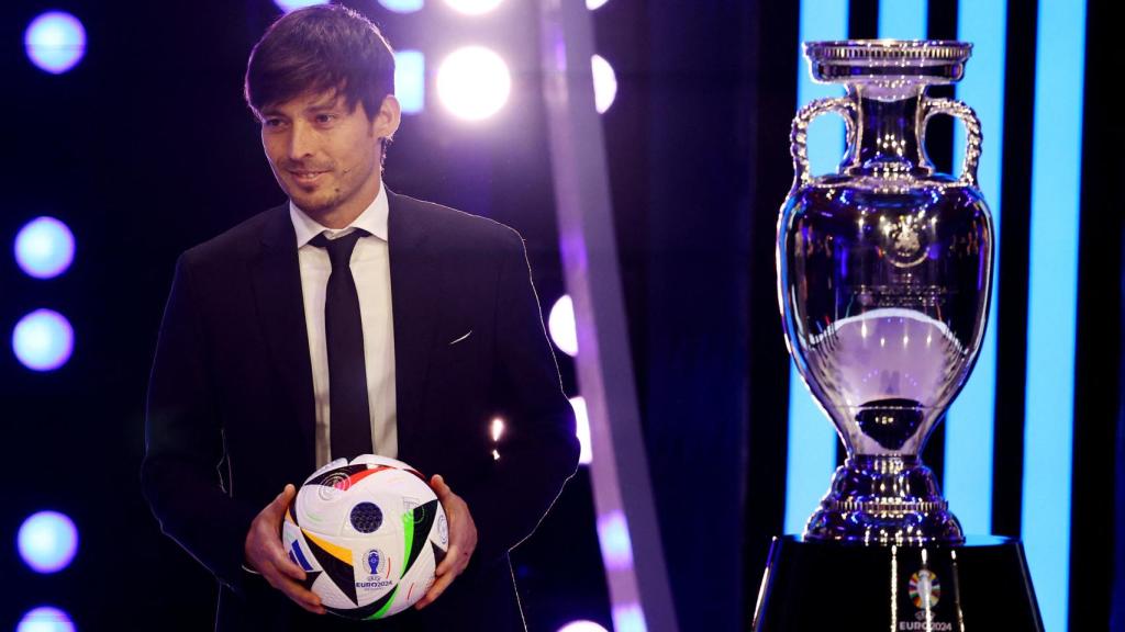 David Silva, junto al trofeo de la Eurocopa.