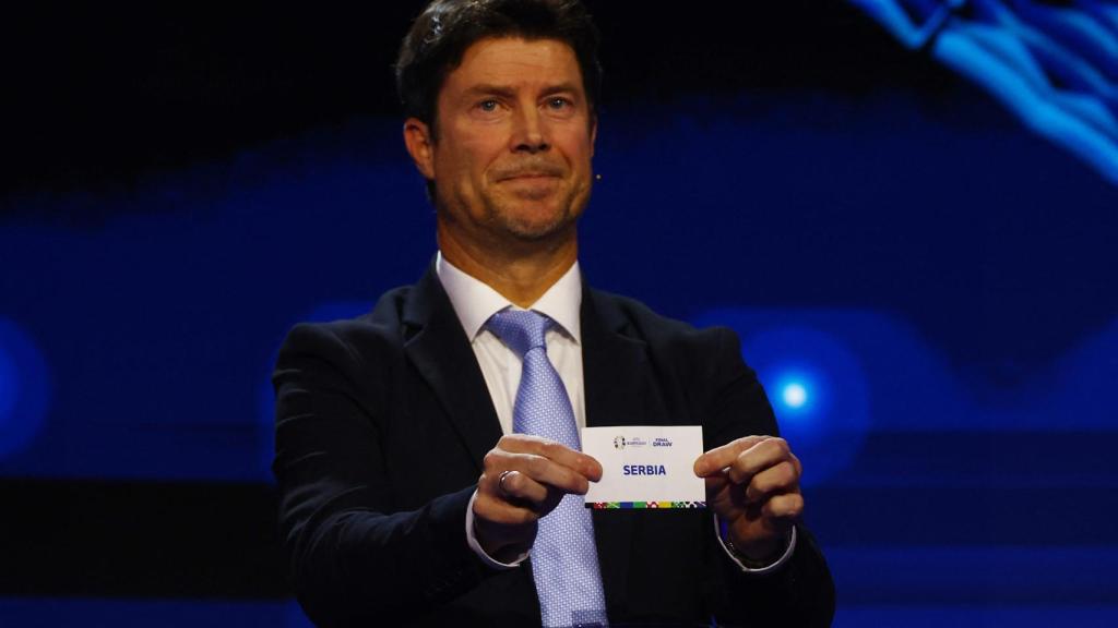 Brian Laudrup saca una bola en el sorteo de la Euro 2024.
