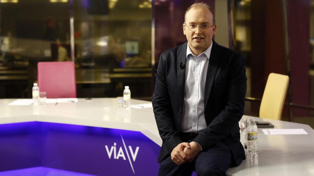 Miguel Tellado, el plató del programa 'Vía V' de V Televisión, una cadena de la TDT gallega que cerró.