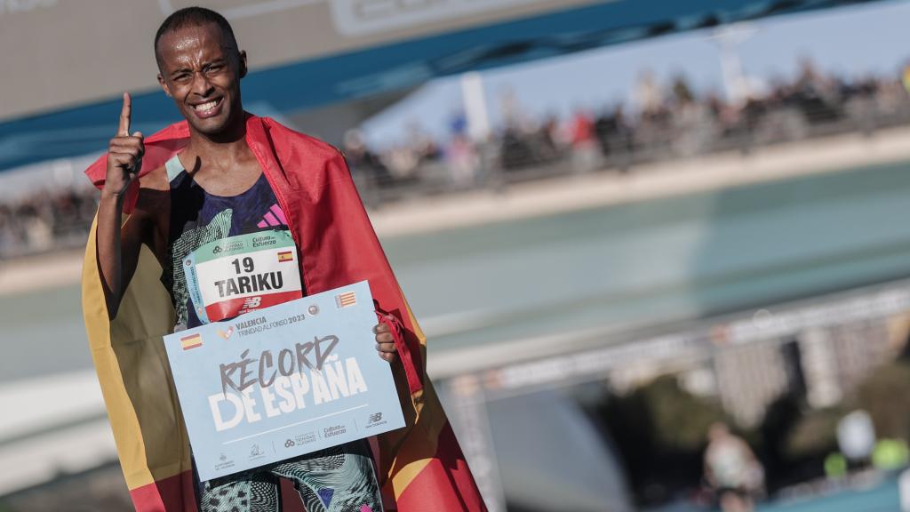 Tariku Novales, el deportista español que batió el récord nacional en el maratón Valencia de 2023. Efe