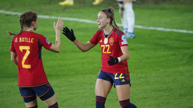 Athenea del Castillo y Ona Battle celebran un gol de España.