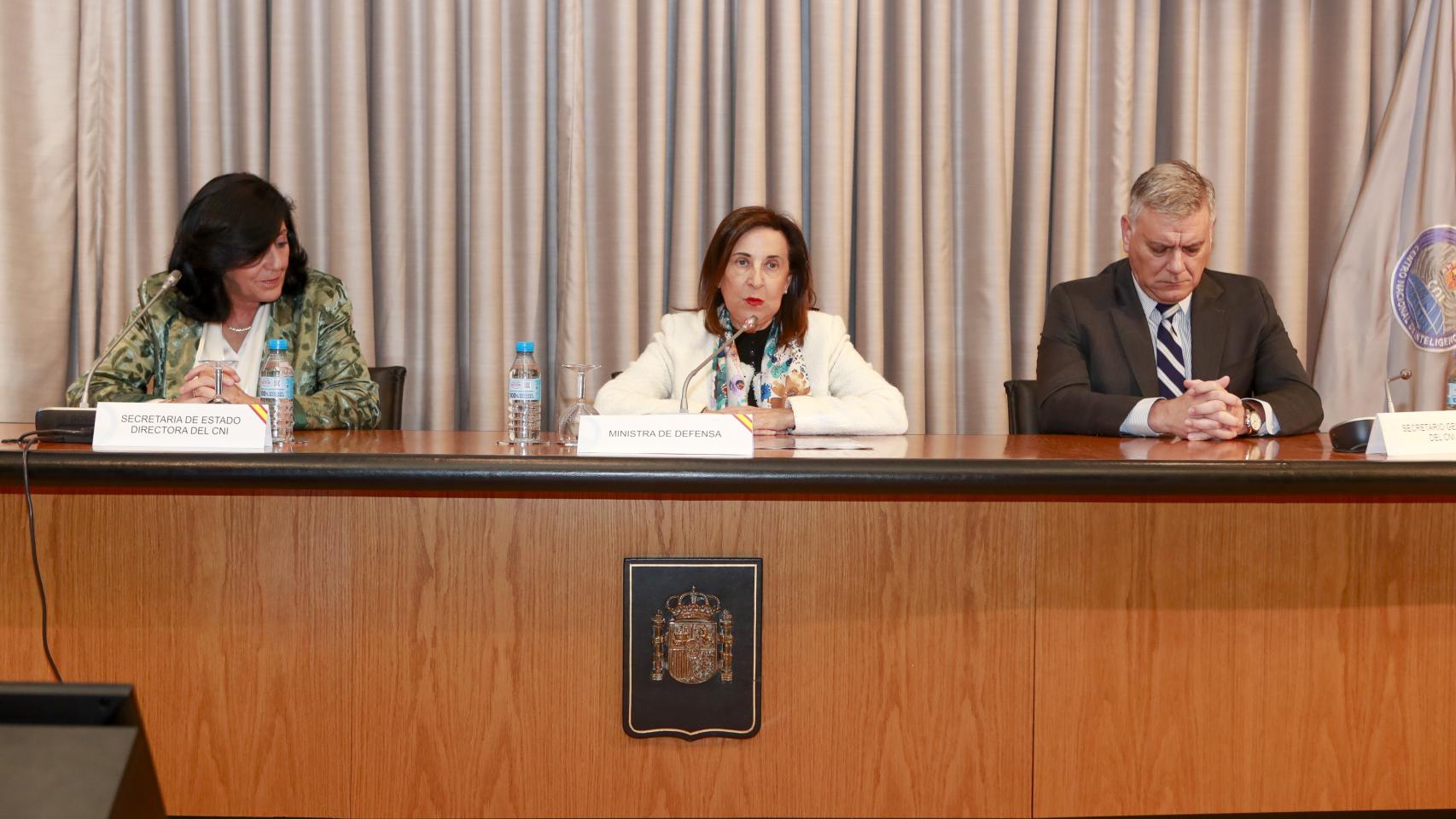 La ministra Robles preside el acto de homenaje a los agentes caídos del CNI la pasada semana.