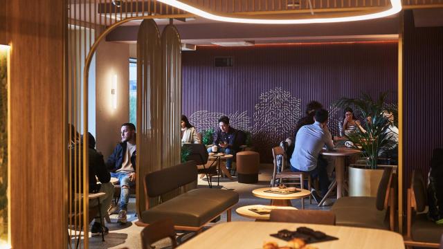 Interior de la nueva cafetería en plena plaza de Callao.