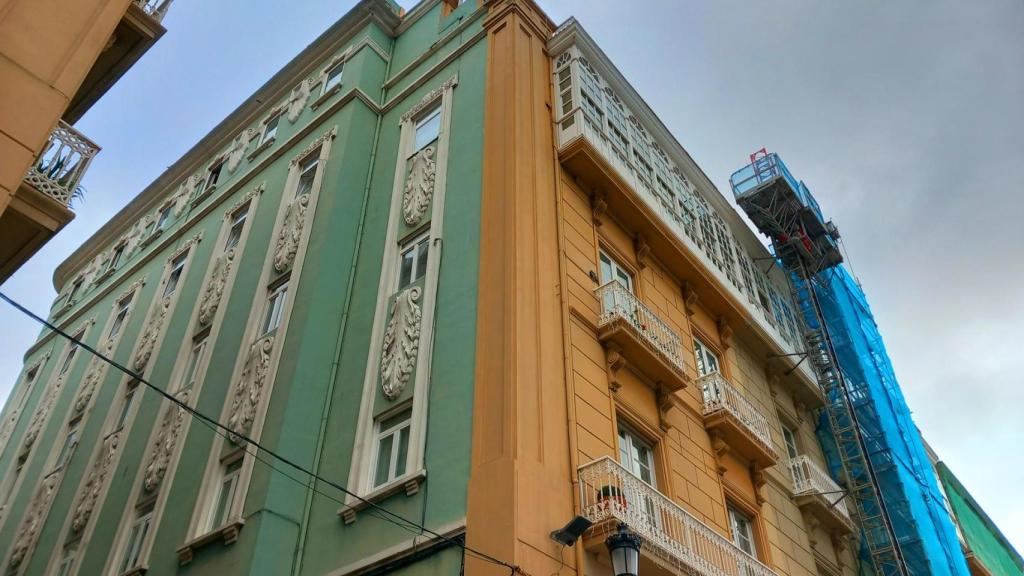 Un edificio azul aguamarina en la calle Capitán Troncoso de A Coruña