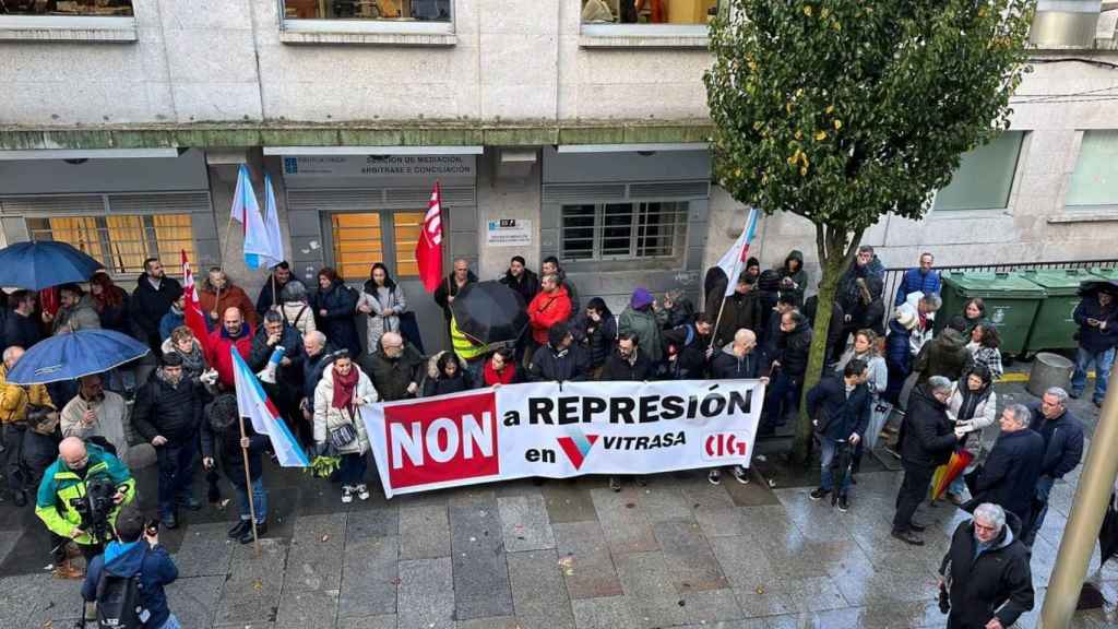Concentración de trabajadores de Vitrasa ante el SMAC de Vigo.