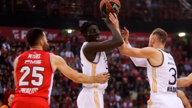 Eli Ndiaye, junto a Musa, pugna por un balón frente a Peters en el Olympiacos - Real Madrid