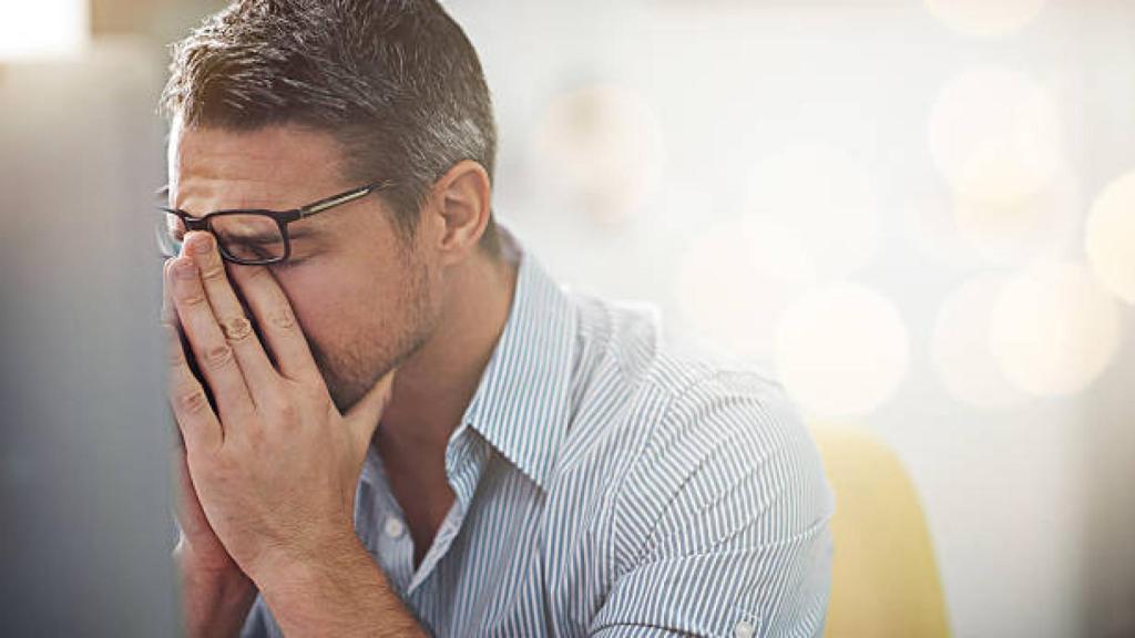 Una persona agobiada después de dejar su trabajo