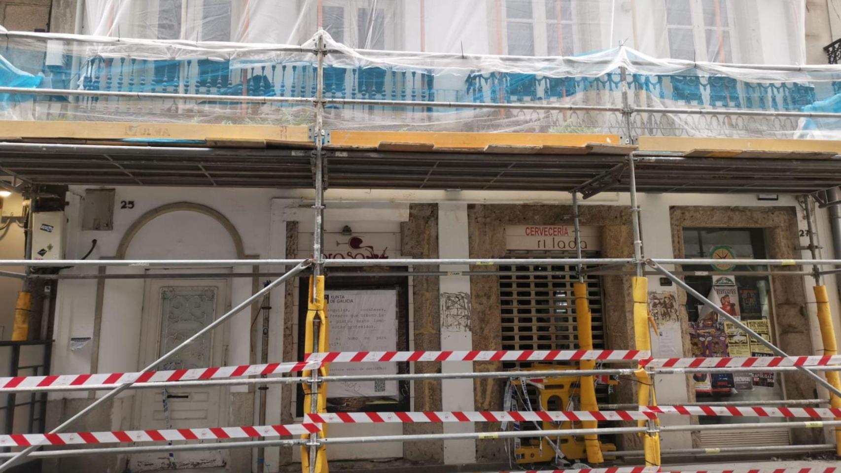 Edificio con murales de Lugrís en la calle Olmos.