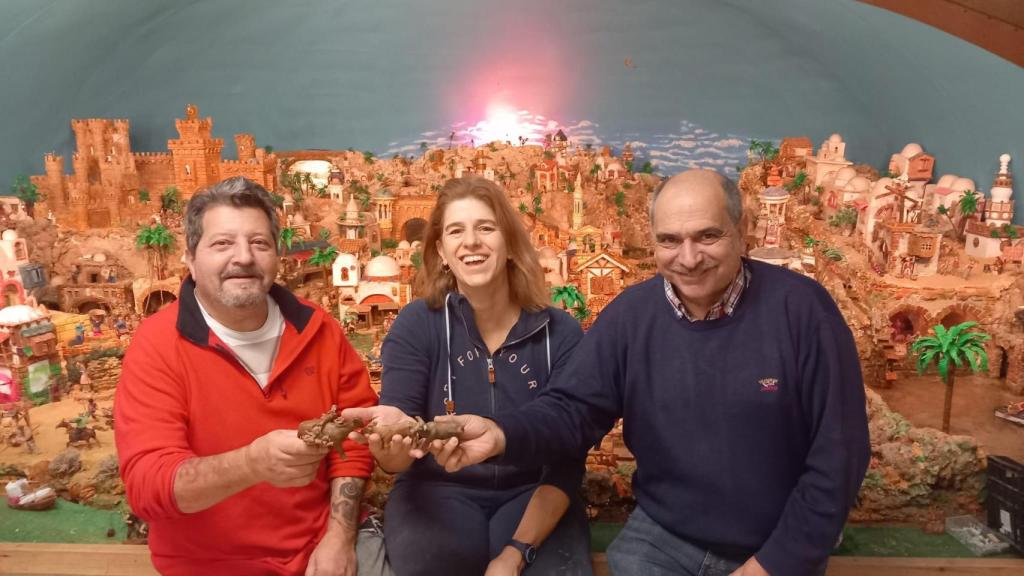 Loren Rendueles, Ana Martin y Angel Feal ultiman detalles del Belén de la Orden Tercera, obra de Alfredo Martín