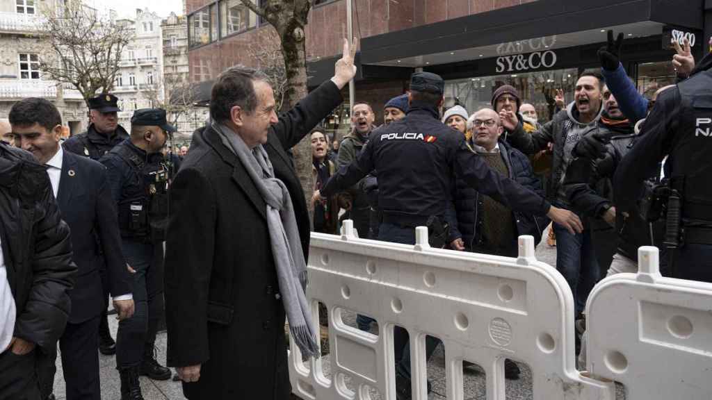 Caballero tras el cordón policial después del acto por el Día de la Constitución.