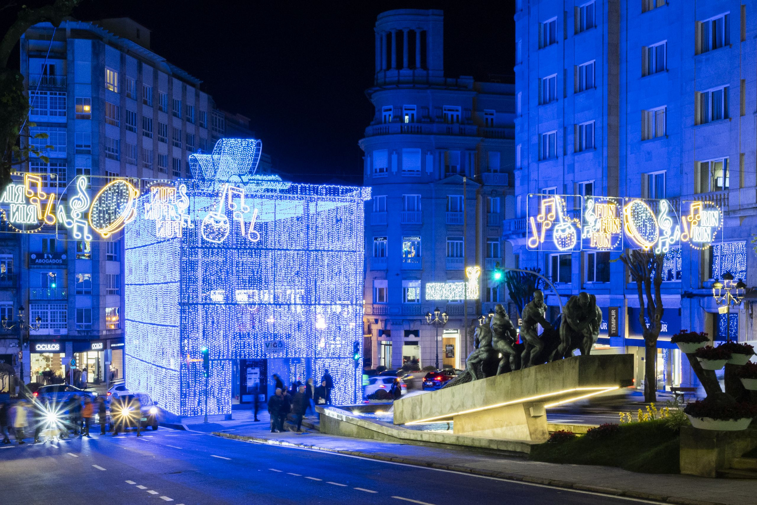Caja de regalo en la avenida de Gran Vía. Fotografías: Lino Escurís