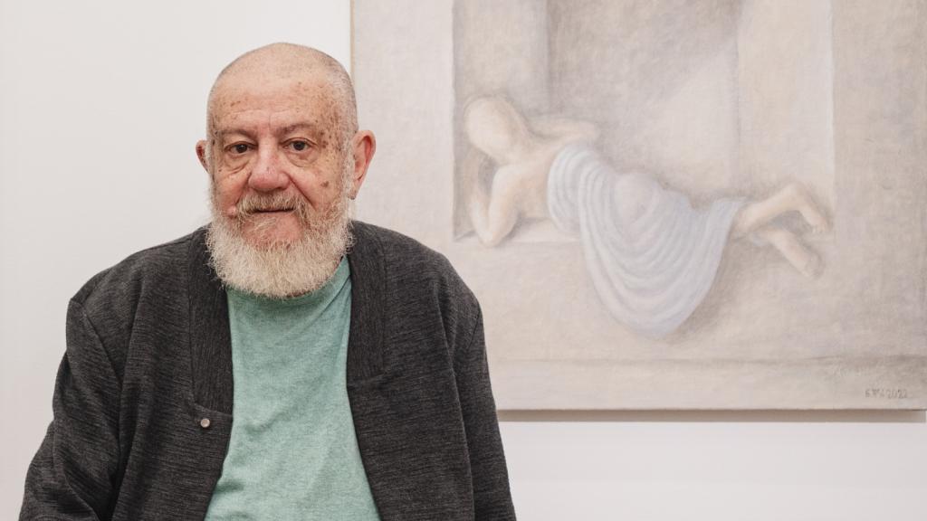 El artista Guillermo Pérez Villalta la semana pasada en la galería Fernández-Braso de Madrid entre 'El jardín de Epicuro', 2021, y 'La dormición de Parménides', 2022. Foto: Laura Mateo